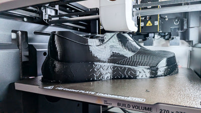 3Dプリンターでシューズを造形している様子