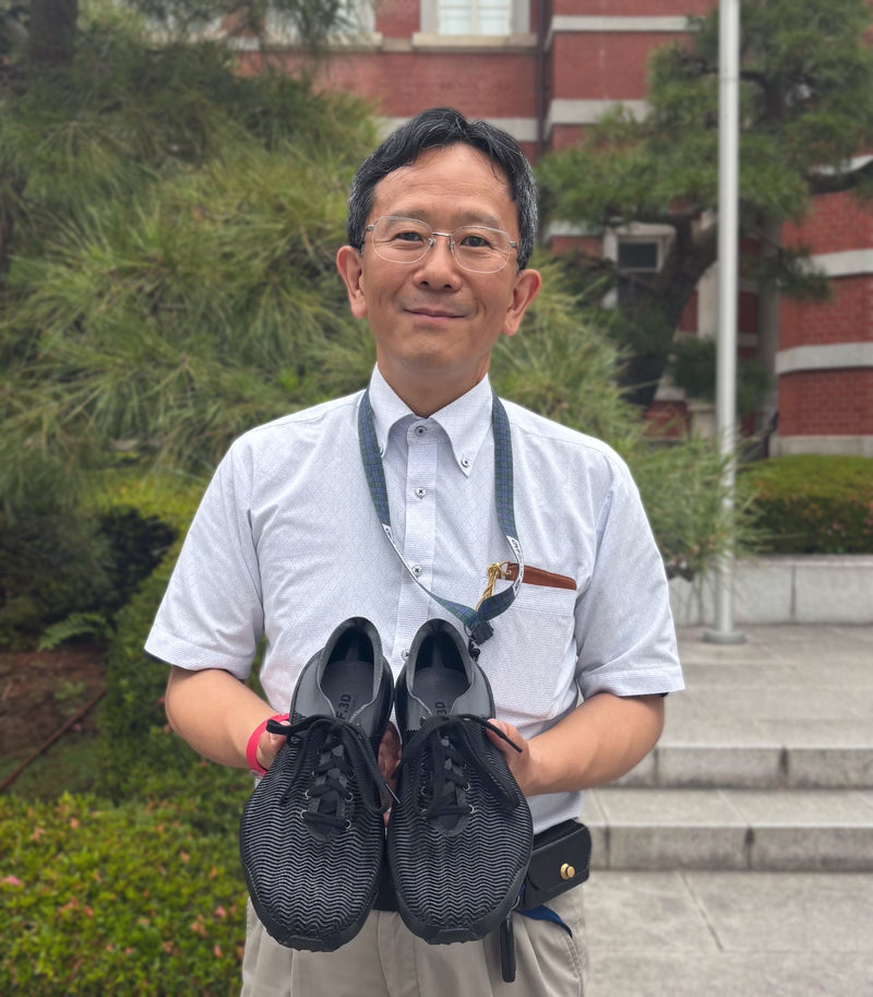 DIFF.3Dのシューズを手にする片山英夫さん